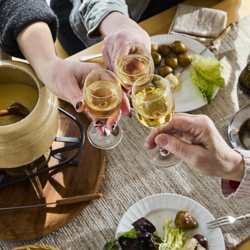 cidre de glace et fondue au fromage verres de cidre de glace autour d'une fondue au fromage