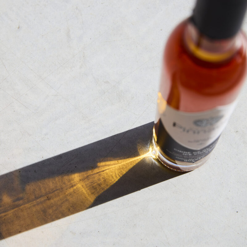 _P4A9497 Bouteille de cidre de glace Domaine Pinnacle dans la lumière.